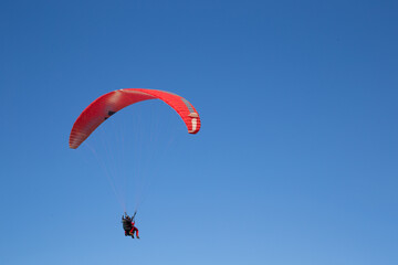 Persone su paracadute rosso per parapendio
