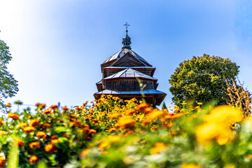 Cerkiew i kwiaty © Piotr