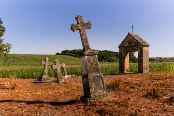 Zabytkowy stary cmentarz