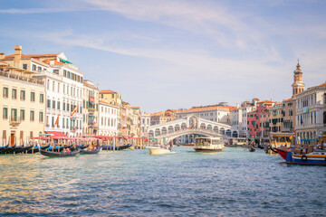 Le Pont du Rialto et le  grand canal à Venise en Italie avec les bateaux de transport touristiques et les gondoles
