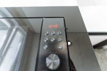 The modern microwave features a control panel that includes a digital display, combined with touchpad functionalities that enhance user experience and ease of operation for cooking tasks