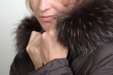 Naklejka premium frau, fell, winter, schönheit, gestalten, mantel, haar, leitbild, gesicht, person, erkältung, leute, lächelnd, auge, 1, glamour, jacke, kleidung, black, lächeln, anschauen, haube, collier, fröhlichkei
