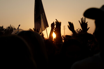 Zuschauer auf einem Festival live Konzert bei Sonnenuntergang