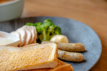 Healthy breakfast with toast / トーストと温泉卵の朝食
