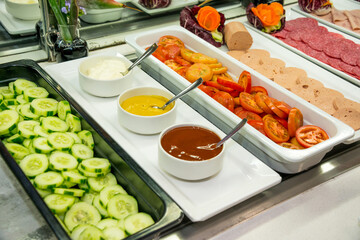 Verduras, salsas y entremeses en un buffet de hotel