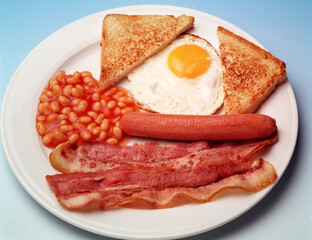 Desayuno ingles con judías, bacon y huevo frito