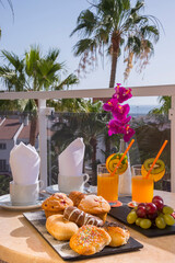 Desayuno con dulces, frutas y zumos en la terraza de un hotel