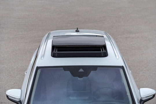 Panoramic sunroof in a passenger car