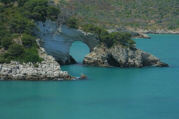 Naklejka premium Rock arch Arco di San Felice in Gargano, Adriatic sea, Italy