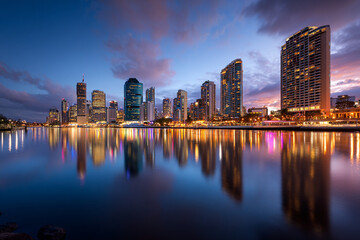 Fototapeta premium Evening city skyline captured during golden hour and early nightfall.