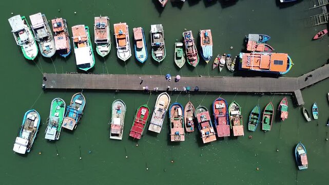 Barcos de pesca no pier