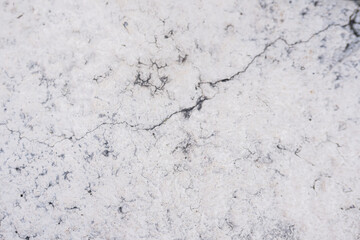Textura de pared blanca con grietas y patrones naturales de desgaste