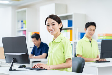 Obraz premium 介護事務所で働くミドルの女性