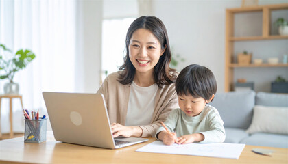 明るい自宅リビングでノートパソコンを使う笑顔の母親と、隣で絵を描く子どもの姿が伝える在宅勤務と子育ての両立シーン