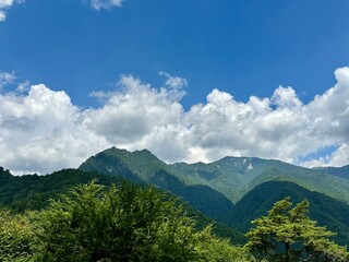 夏の山々。西沢渓谷の登山道から見る鶏冠山、木賊山。