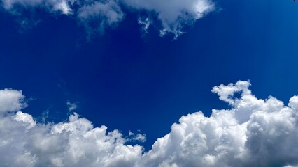見上げる青空、夏の雲、背景素材。