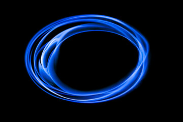 黒を背景にした青色の光の輪
