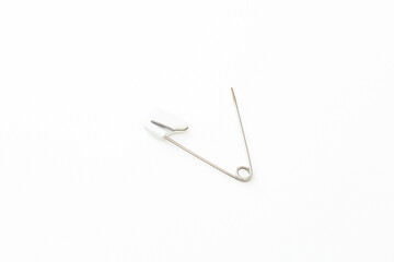 安全ピン　白バック