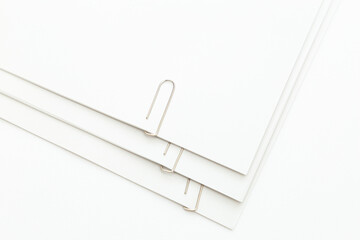 クリップでとめた書類　白バック