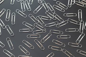 ゼムクリップ　黒背景