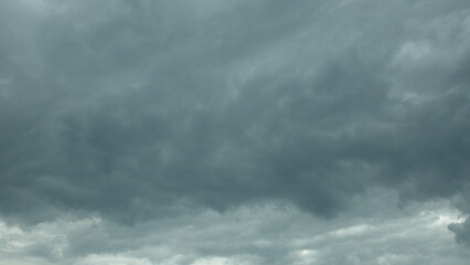 Obraz premium A Dramatic Overcast Sky with Dark Stormy Clouds Creating a Moody Atmosphere Above