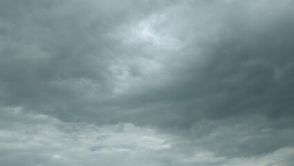 Obraz premium A Moody Overcast Sky Filled with Dramatic and Intriguing Clouds Above the Horizon