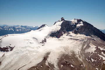 Montañas con nieve en Whistler Canada