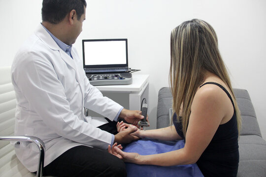 Electromyography EMG and Somatosensory Evoked Potentials PESS on the hand and arm of a female patient to diagnose carpal tunnel syndrome, peripheral neuropathies or nerve damage