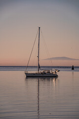 Yate en Victoria canada al atardecer