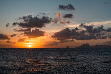 Breathtaking sunset over the ocean showcasing vibrant colors and tranquility.