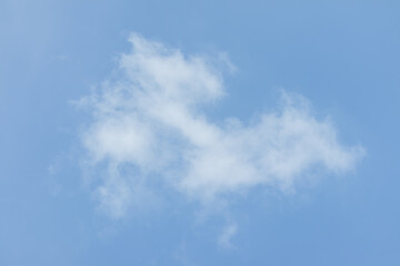 Obraz premium A wispy white cloud in the clear blue sky