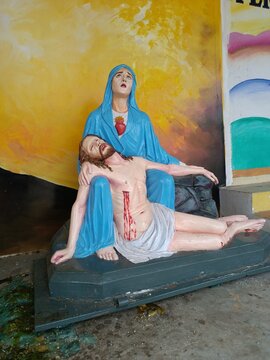 Mother Mary sorrow with Jesus on her lap sculpture