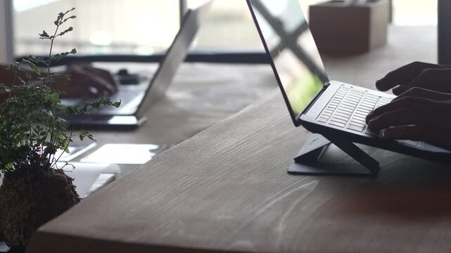 ノートパソコンを使う女性