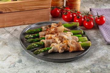 Boiled asparagus with roasted bacon