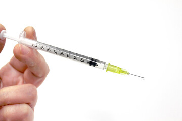 하얀색 배경의 일회용 주사기