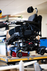 Elektrorollstuhl bei der Reparatur. Reifenwechsel eines Elektrofahrzeug. E-Roller E. Rollstuhl.