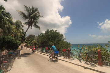 Radfahren im tropischen Paradies auf La Digue (Seychellen)