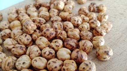 roasted chickpeas on a wooden background