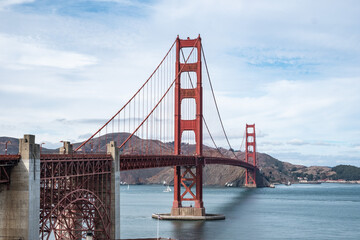 Golden Gate Bridge mit Landschaft im Hintergrund
