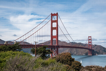 Golden Gate Bridge mit Landschaft im Hintergrund
