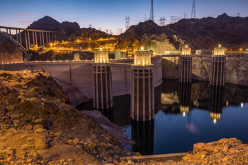 Hoover Dam bei Nacht mit Beleuchtung