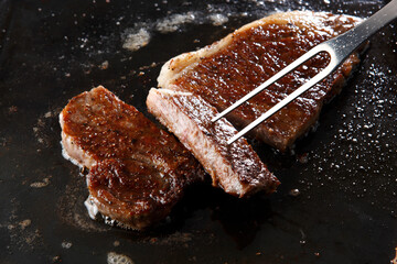 鉄板でステーキを焼いているシーン