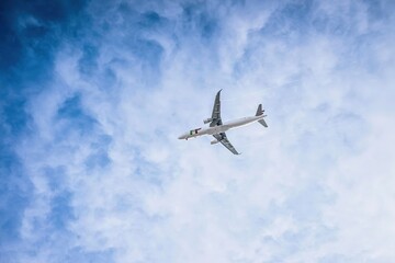 Fototapeta premium 「Skyline Soar: Commercial Plane Cloud Flight HD Aerial Asset, Blue Sky Background」