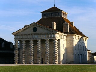 Maison à colonnes du directeur de la saline royale d’Arc-et-Senans. Bâtiment du XVIIIe siècle dans le Doubs en région Franche-Comté France Europe