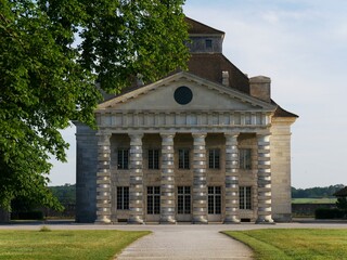 Maison à colonnes du directeur de la saline royale d’Arc-et-Senans. Bâtiment du XVIIIe siècle dans le Doubs en région Franche-Comté France Europe