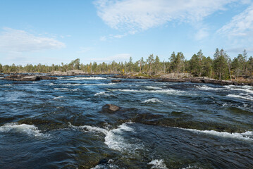 Pitefluss am Trollforsen Wasserfall im Herbst in Schweden