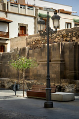Bank mit Baum vor der Kathedrale St. Anna Las Palmas