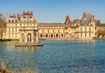 Obraz premium Fontainebleau palace (Chateau de Fontainebleau) and Carp's pond near Paris, France