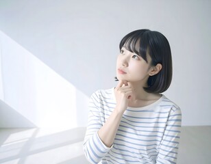 新しい暮らしに胸を躍らせつつも迷う女性