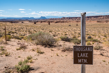 Schild Thousand Lake Mountain in Wüstenlandschaft